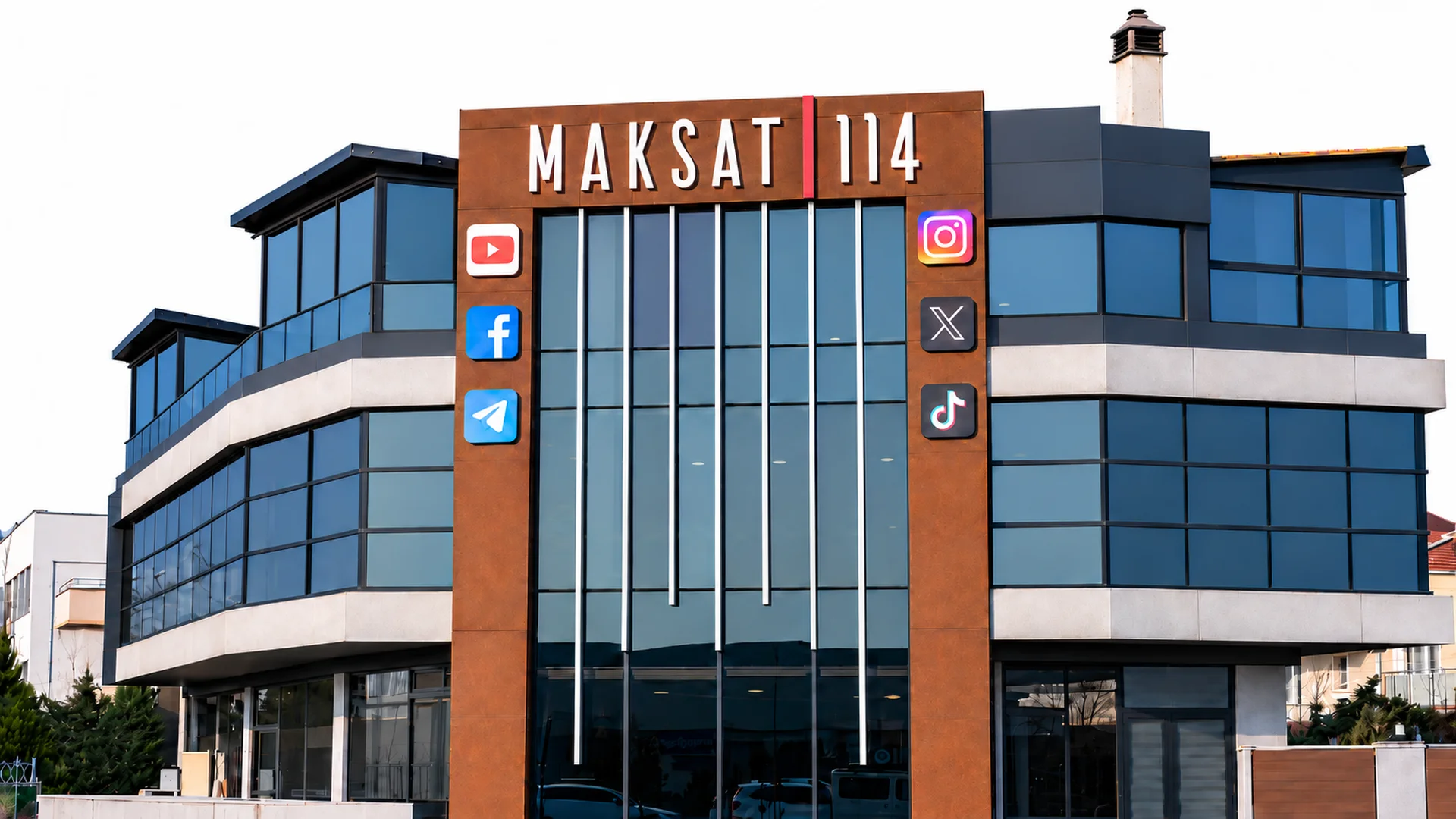 Altınşehir'deki Maksat 114 binası: bakır kaplamalı cephe, dikey ışık çubukları, MAKSAT 114 yazısı ve sosyal medya tabelaları